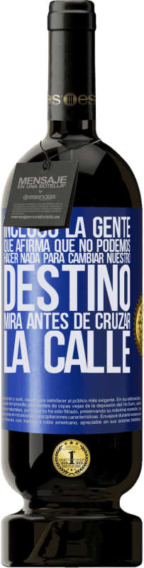 49,95 € | Vino Tinto Edición Premium MBS® Reserva Incluso la gente que afirma que no podemos hacer nada para cambiar nuestro destino, mira antes de cruzar la calle Etiqueta Azul. Etiqueta personalizable Reserva 12 Meses Cosecha 2016 Tempranillo