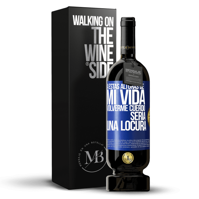 49,95 € Envío gratis | Vino Tinto Edición Premium MBS® Reserva A estas alturas de mi vida volverme cuerdo sería una locura Etiqueta Azul. Etiqueta personalizable Reserva 12 Meses Cosecha 2015 Tempranillo