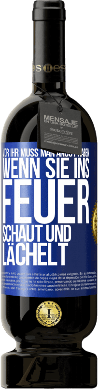 49,95 € Kostenloser Versand | Rotwein Premium Ausgabe MBS® Reserve Vor ihr muss man Angst haben, wenn sie ins Feuer schaut und lächelt Blaue Markierung. Anpassbares Etikett Reserve 12 Monate Ernte 2014 Tempranillo