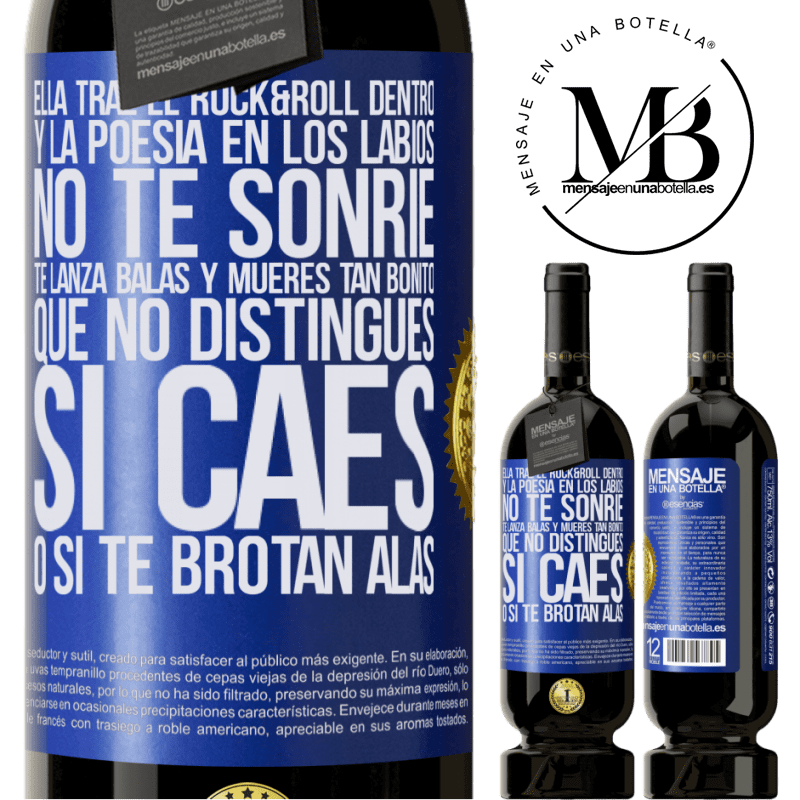 49,95 € Envío gratis | Vino Tinto Edición Premium MBS® Reserva Ella trae el Rock&Roll dentro y la poesía en los labios. No te sonríe, te lanza balas, y mueres tan bonito, que no Etiqueta Azul. Etiqueta personalizable Reserva 12 Meses Cosecha 2014 Tempranillo