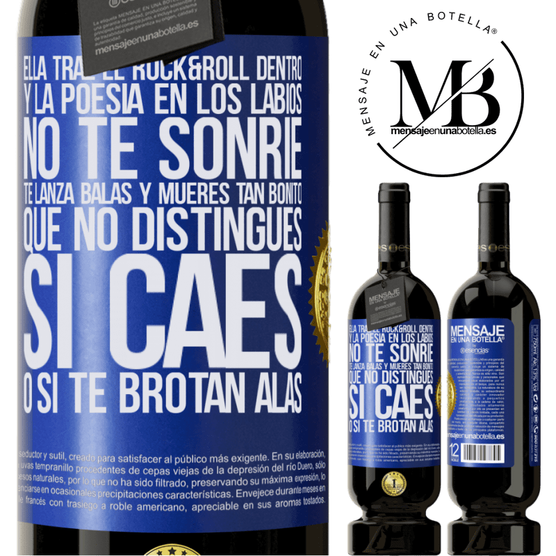 49,95 € Envío gratis | Vino Tinto Edición Premium MBS® Reserva Ella trae el Rock&Roll dentro y la poesía en los labios. No te sonríe, te lanza balas, y mueres tan bonito, que no Etiqueta Azul. Etiqueta personalizable Reserva 12 Meses Cosecha 2016 Tempranillo