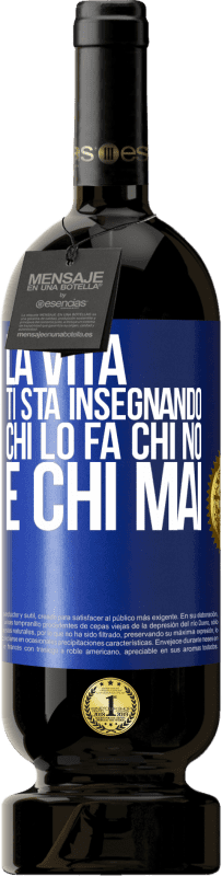 49,95 € Spedizione Gratuita | Vino rosso Edizione Premium MBS® Riserva La vita ti sta insegnando chi lo fa, chi no e chi mai Etichetta Blu. Etichetta personalizzabile Riserva 12 Mesi Raccogliere 2014 Tempranillo