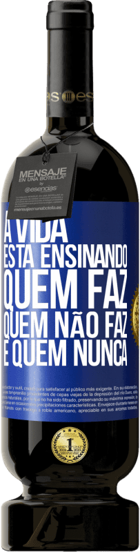 Envio grátis | Vinho tinto Edição Premium MBS® Reserva A vida está ensinando quem faz, quem não faz e quem nunca Etiqueta Azul. Etiqueta personalizável Reserva 12 Meses Colheita 2014 Tempranillo