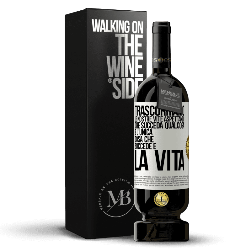 49,95 € Spedizione Gratuita | Vino rosso Edizione Premium MBS® Riserva Trascorriamo le nostre vite aspettando che succeda qualcosa e l'unica cosa che succede è la vita Etichetta Bianca. Etichetta personalizzabile Riserva 12 Mesi Raccogliere 2015 Tempranillo