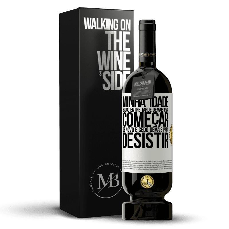 49,95 € Envio grátis | Vinho tinto Edição Premium MBS® Reserva Minha idade é algo entre ... Tarde demais para começar de novo e ... cedo demais para desistir Etiqueta Branca. Etiqueta personalizável Reserva 12 Meses Colheita 2015 Tempranillo