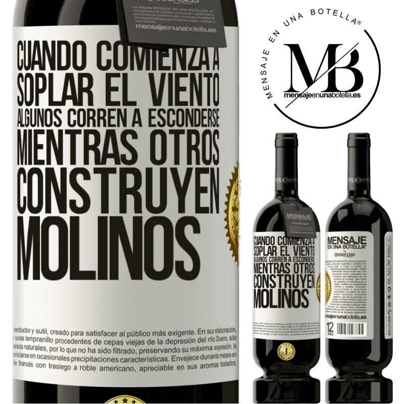 39,95 € Envío gratis | Vino Tinto Edición Premium MBS® Reserva Cuando comienza a soplar el viento, algunos corren a esconderse, mientras otros construyen molinos Etiqueta Blanca. Etiqueta personalizable Reserva 12 Meses Cosecha 2015 Tempranillo