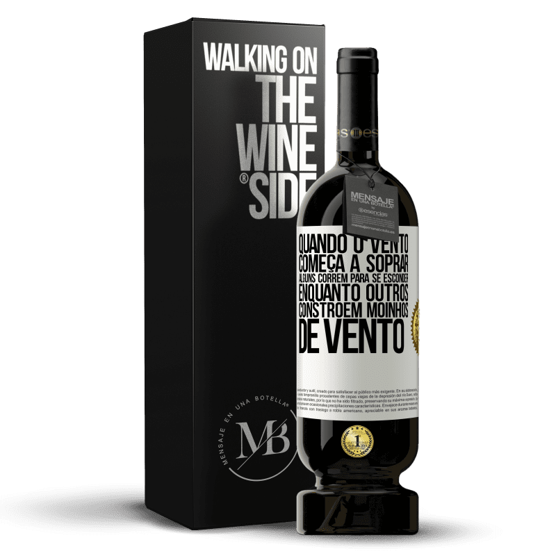 49,95 € Envio grátis | Vinho tinto Edição Premium MBS® Reserva Quando o vento começa a soprar, alguns correm para se esconder, enquanto outros constroem moinhos de vento Etiqueta Branca. Etiqueta personalizável Reserva 12 Meses Colheita 2016 Tempranillo