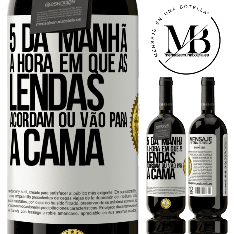 49,95 € Envio grátis | Vinho tinto Edição Premium MBS® Reserva 5 da manhã A hora em que as lendas acordam ou vão para a cama Etiqueta Branca. Etiqueta personalizável Reserva 12 Meses Colheita 2015 Tempranillo