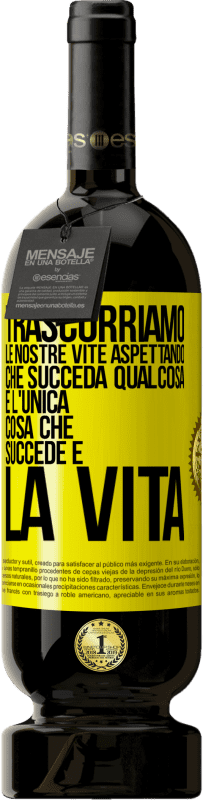 49,95 € | Vino rosso Edizione Premium MBS® Riserva Trascorriamo le nostre vite aspettando che succeda qualcosa e l'unica cosa che succede è la vita Etichetta Gialla. Etichetta personalizzabile Riserva 12 Mesi Raccogliere 2015 Tempranillo