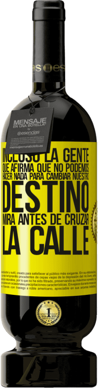 49,95 € | Vino Tinto Edición Premium MBS® Reserva Incluso la gente que afirma que no podemos hacer nada para cambiar nuestro destino, mira antes de cruzar la calle Etiqueta Amarilla. Etiqueta personalizable Reserva 12 Meses Cosecha 2016 Tempranillo