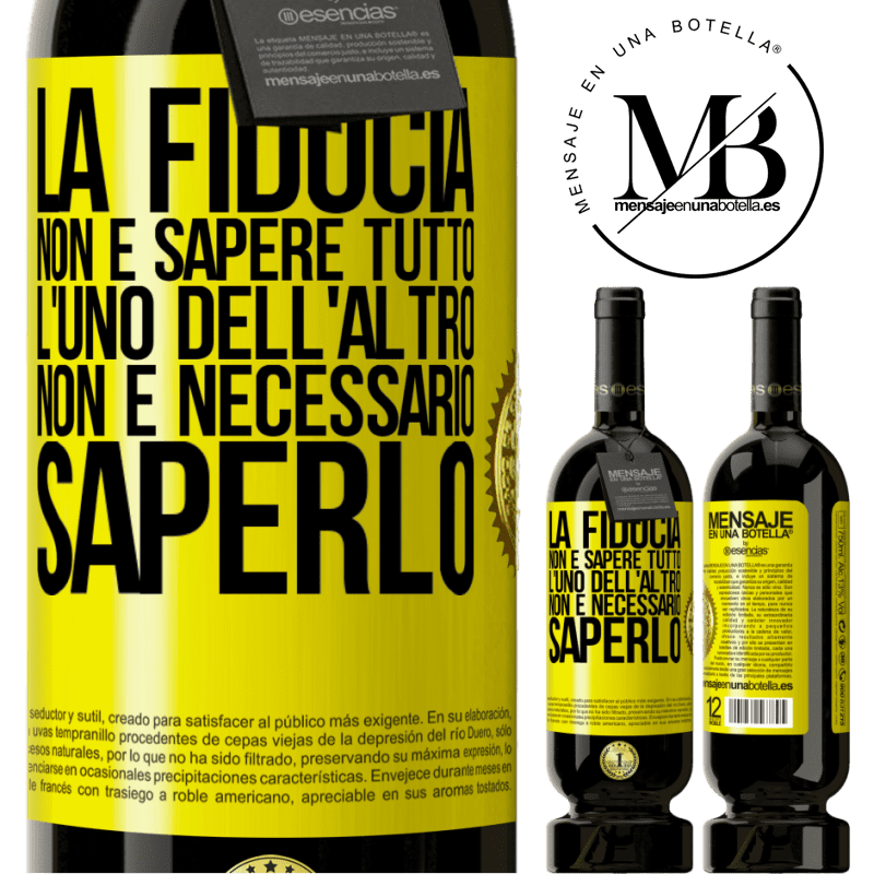 49,95 € Spedizione Gratuita | Vino rosso Edizione Premium MBS® Riserva La fiducia non è sapere tutto l'uno dell'altro. Non è necessario saperlo Etichetta Gialla. Etichetta personalizzabile Riserva 12 Mesi Raccogliere 2014 Tempranillo