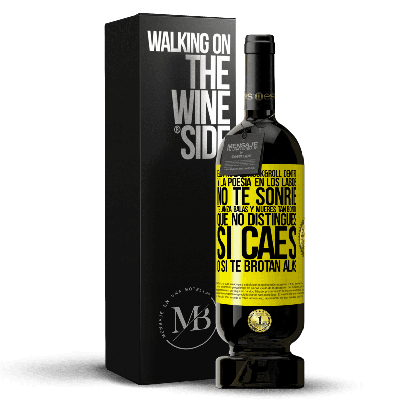 49,95 € Envío gratis | Vino Tinto Edición Premium MBS® Reserva Ella trae el Rock&Roll dentro y la poesía en los labios. No te sonríe, te lanza balas, y mueres tan bonito, que no Etiqueta Amarilla. Etiqueta personalizable Reserva 12 Meses Cosecha 2015 Tempranillo