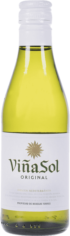 Kostenloser Versand | 24 Einheiten Box Weißwein Torres Viña Sol Blanco D.O. Penedès Spanien Kleine Flasche 20 cl