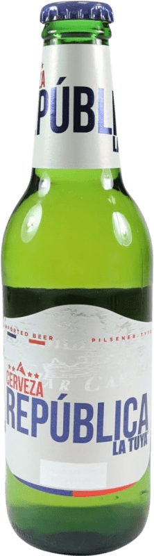 Kostenloser Versand | 24 Einheiten Box Bier República La Tuya. Alofoke Pilsner Portugal Drittel-Liter-Flasche 33 cl