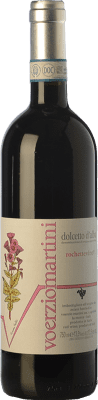 Бесплатная доставка | Красное вино Voerzio Martini Rocchettevino D.O.C.G. Dolcetto d'Alba Пьемонте Италия Dolcetto — Дольчетто 75 cl Voerzio Martini Rocchettevino Dolcetto — Дольчетто Dolcetto d'Alba 75 cl