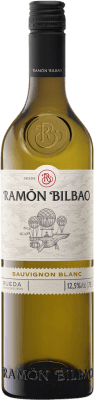 Бесплатная доставка | Белое вино Ramón Bilbao молодое D.O. Rueda Кастилия-Леон Испания Sauvignon — Совиньон 75 cl