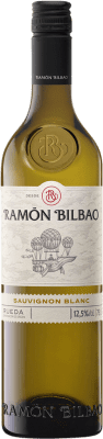 Бесплатная доставка | Белое вино Ramón Bilbao Молодой D.O. Rueda Кастилия-Леон Испания Sauvignon White 75 cl