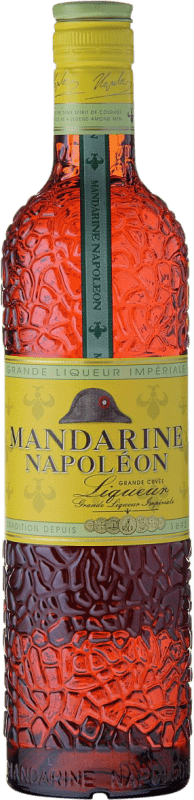 Liqueur française mandarine napoléon avec verre sur fond sombre