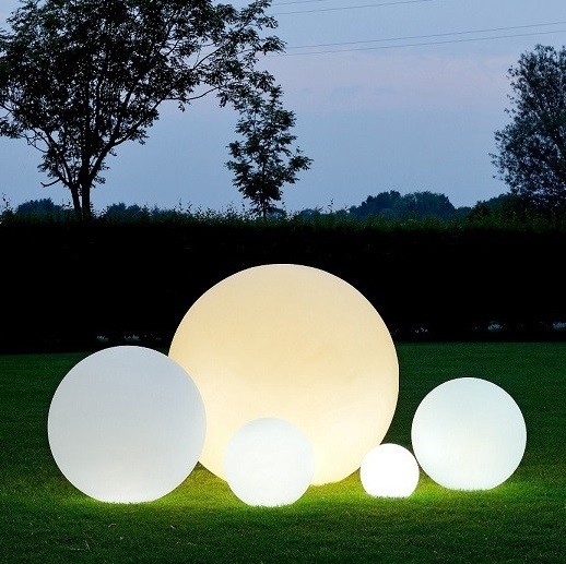31,95 € Envío gratis | Mobiliario con iluminación LED RGBW Ø 30 cm. Bola de luz LED multicolor RGB inalámbrica. Control remoto. Recarga solar. 12 LED integrados Polietileno