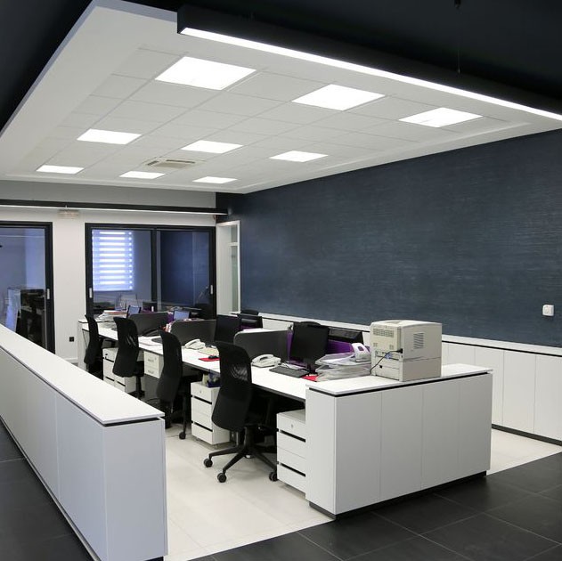 134,95 € Envoi gratuit | Boîte de 6 unités Panneau LED 40W LED 4000K Lumière neutre. 60×60 cm. Kit Complet. Dalle LED/Panneau LED + Driver + Kit Clips d'encastrement Pmma et aluminium laqué. Couleur blanc