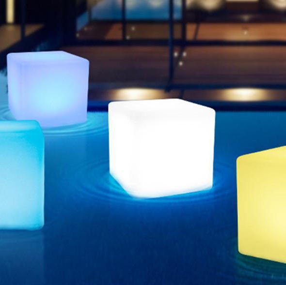 89,95 € Kostenloser Versand | Möbel mit Beleuchtung LED RGBW 60×60 cm. Kabelloser RGB-Multicolor-LED-Lichtwürfel. Fernbedienung. Wiederaufladbar. 24 LEDs Polyethylen