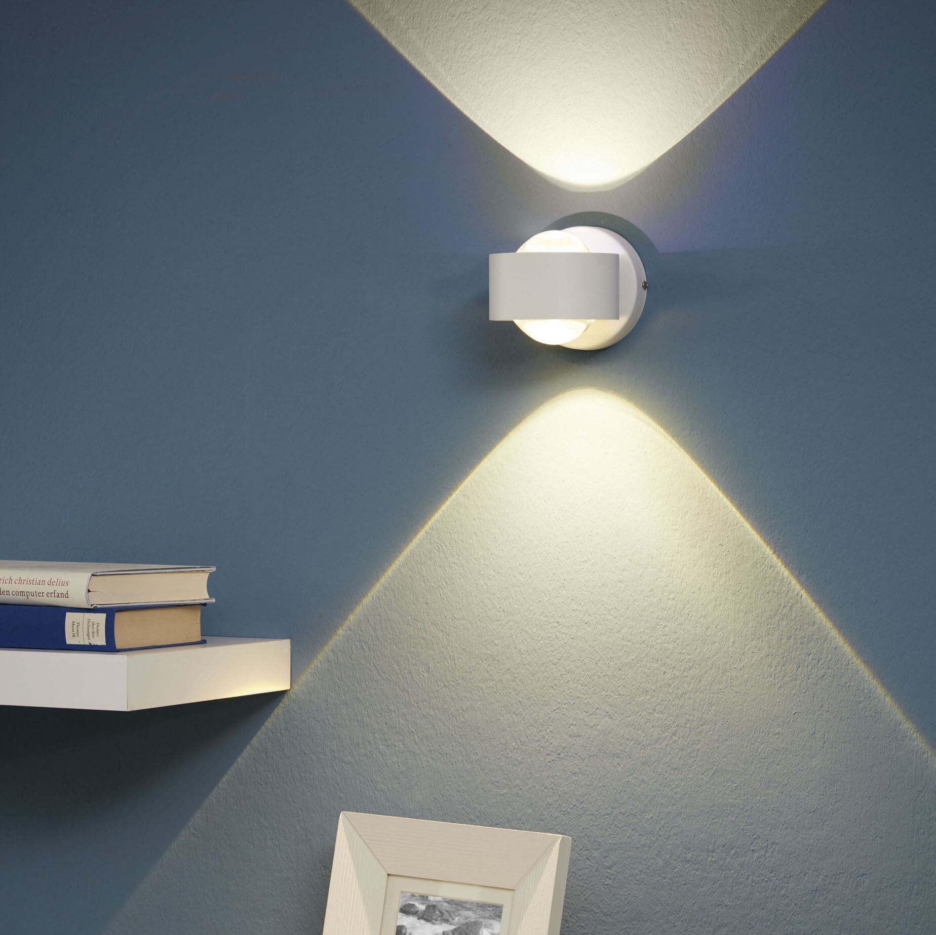 85,95 € Envio grátis | Luz de parede interna Eglo Ono 2 2.5W 3000K Luz quente. 9×8 cm. Alumínio e plástico. Cor branco
