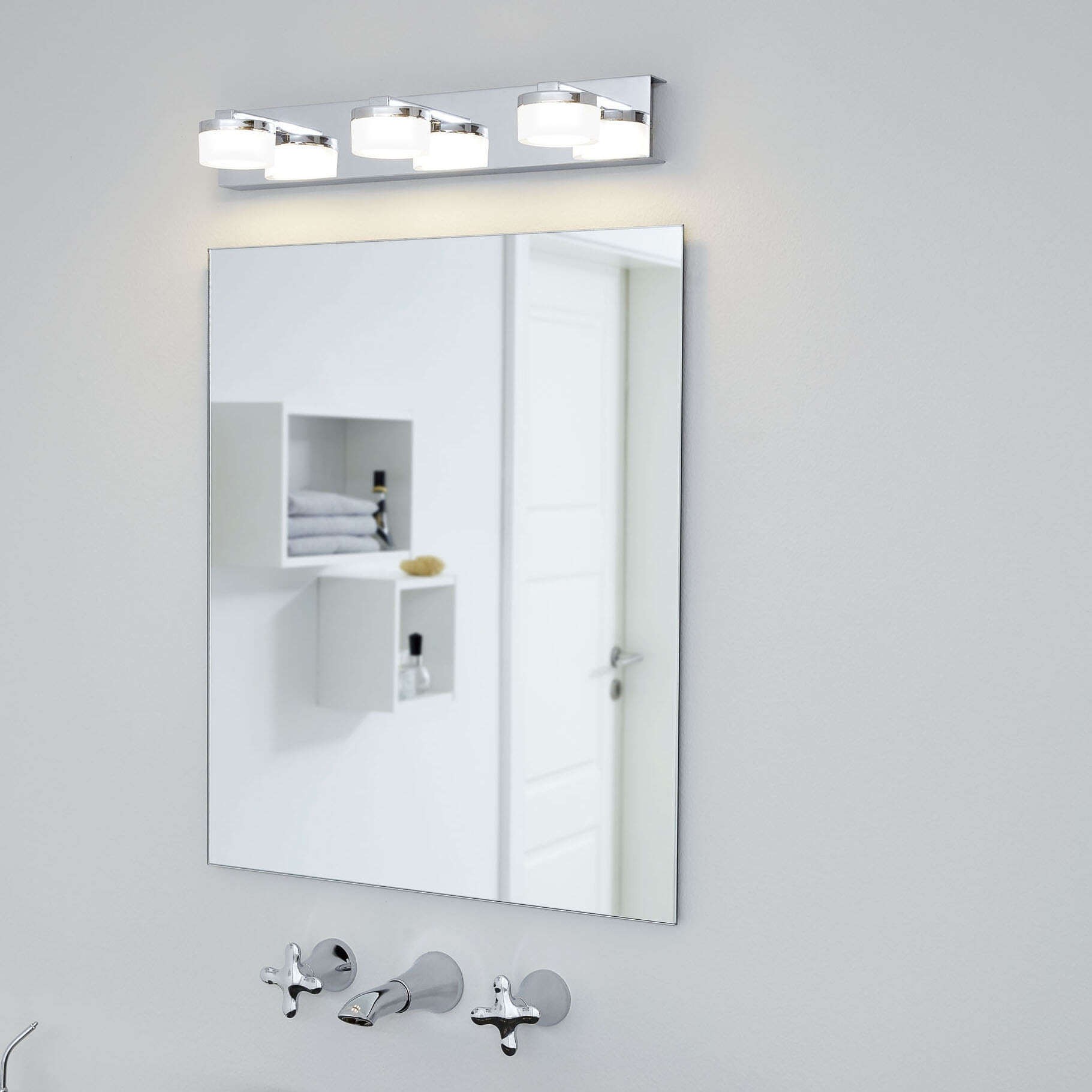 178,95 € Kostenloser Versand | Innenwandleuchte Eglo Romendo 1 21.5W 3000K Warmes Licht. 45×7 cm. Stahl und plastik. Überzogenes chrom, silber und satin Farbe