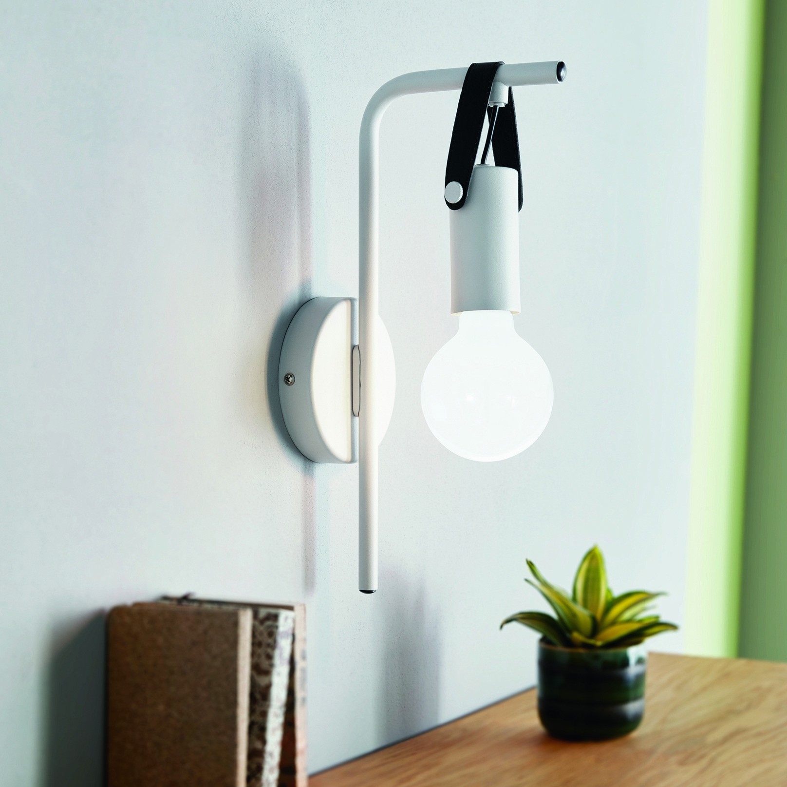 29,95 € Envío gratis | Aplique de pared interior Eglo Apricale 60W 33×11 cm. Acero y cuero. Color gris y negro
