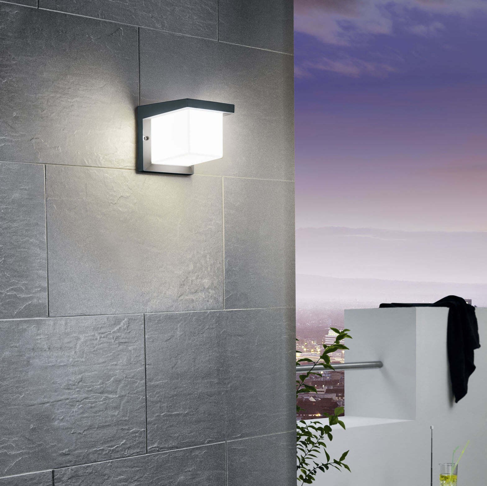 96,95 € Spedizione Gratuita | Applique da esterno Eglo Desella 1 10W 3000K Luce calda. 16×16 cm. Alluminio e plastica. Colore antracite, bianca e nero
