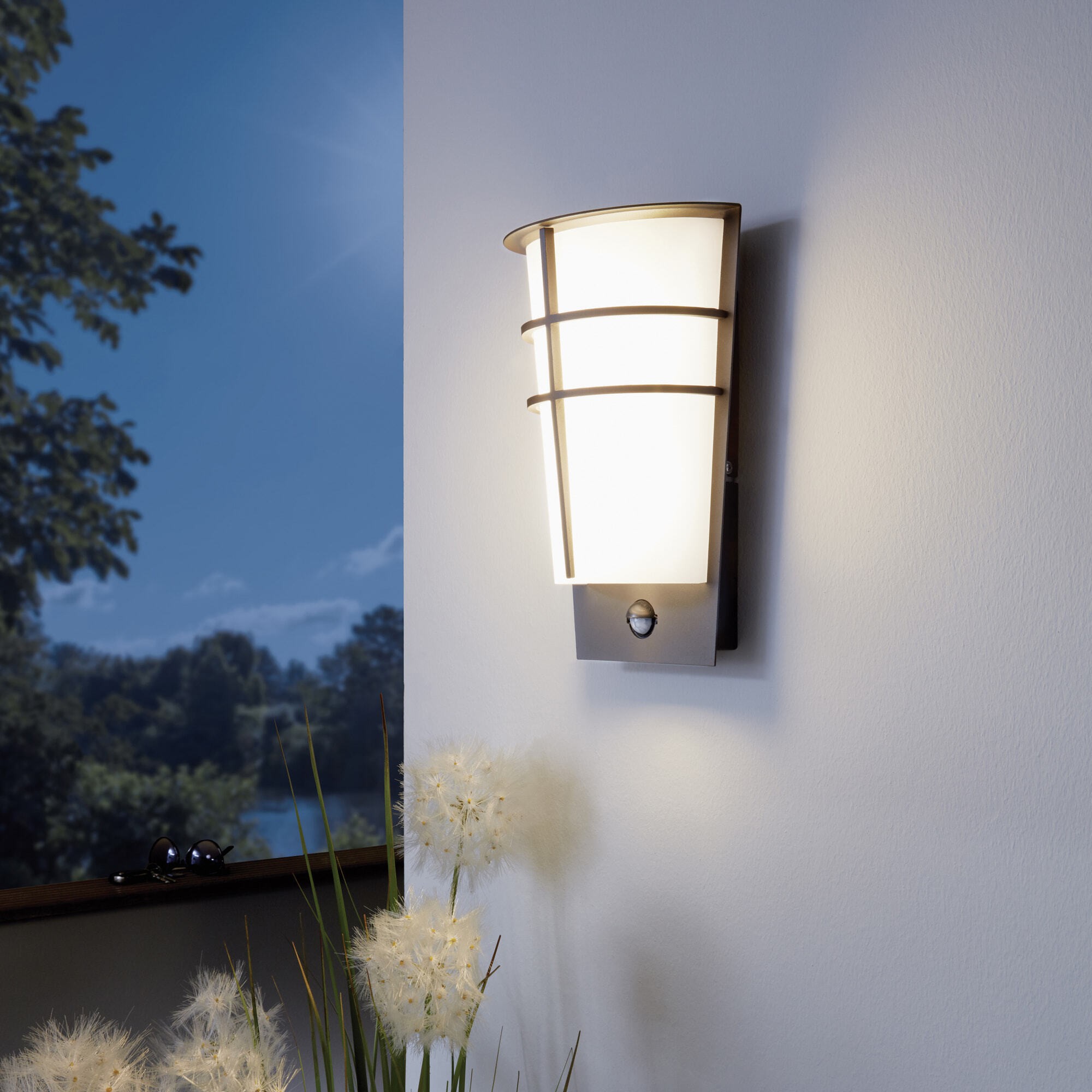108,95 € Envio grátis | Aplique de parede ao ar livre Eglo Breganzo 1 5W 3000K Luz quente. 30×19 cm. Aço, aço galvanizado e plástico. Cor antracite, branco e preto