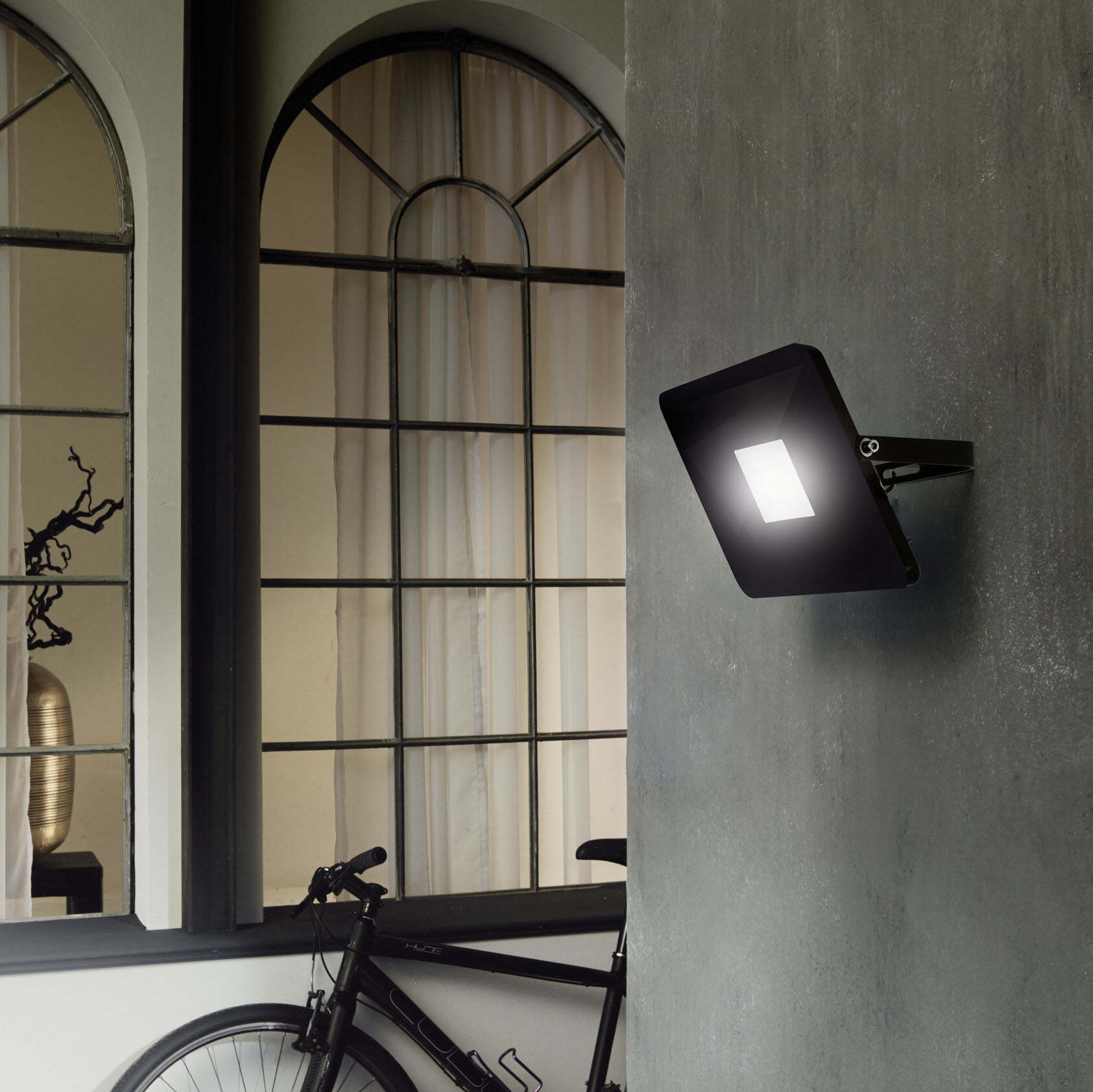 53,95 € Envio grátis | Holofote externo Eglo Faedo 3 50W 5000K Luz neutra. 21×15 cm. Alumínio e vidro. Cor preto