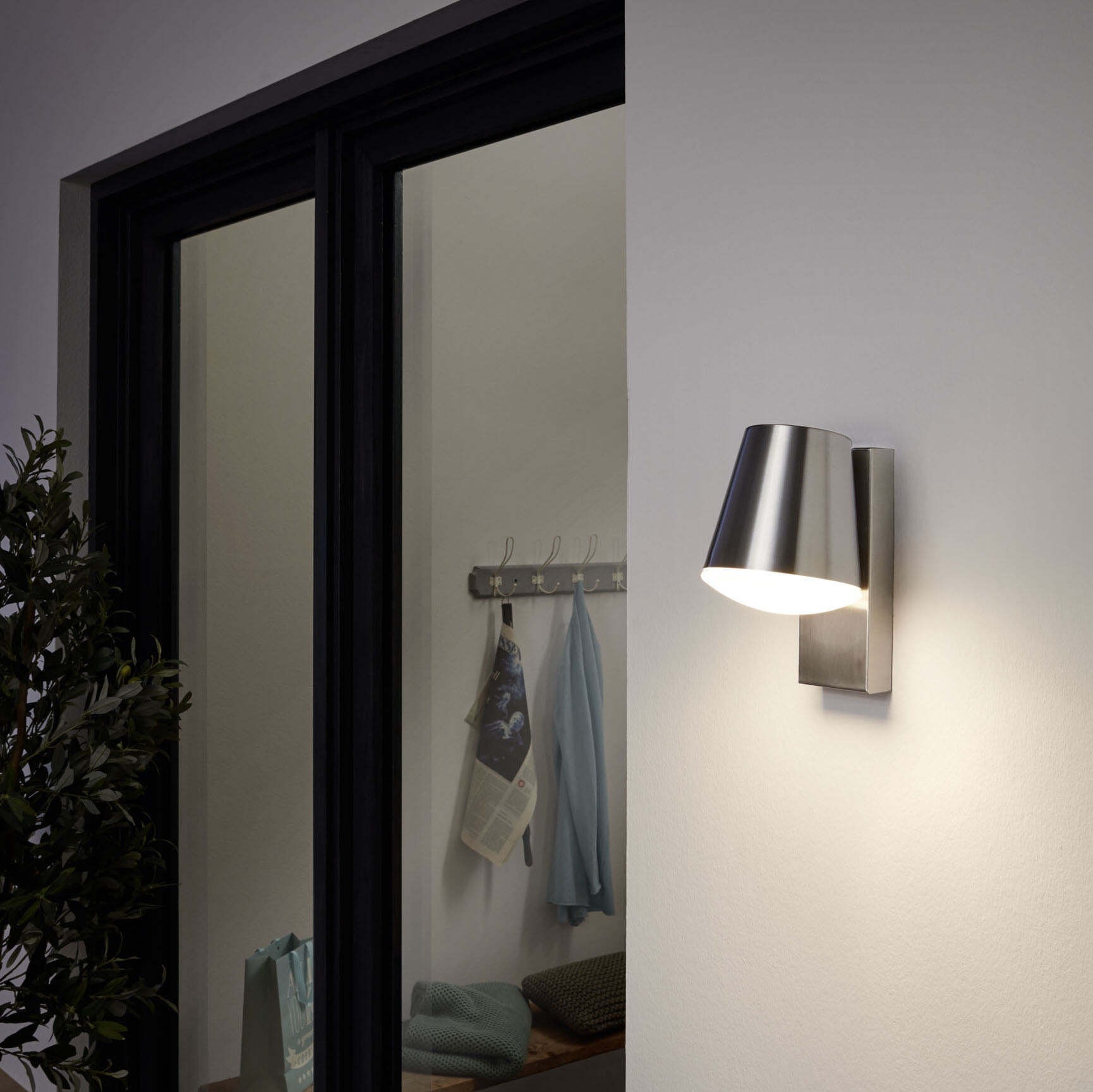 69,95 € Envio grátis | Aplique de parede ao ar livre Eglo Caldiero C 9W 24×14 cm. Aço, aço inoxidável e plástico. Cor aço inoxidável, branco e prata