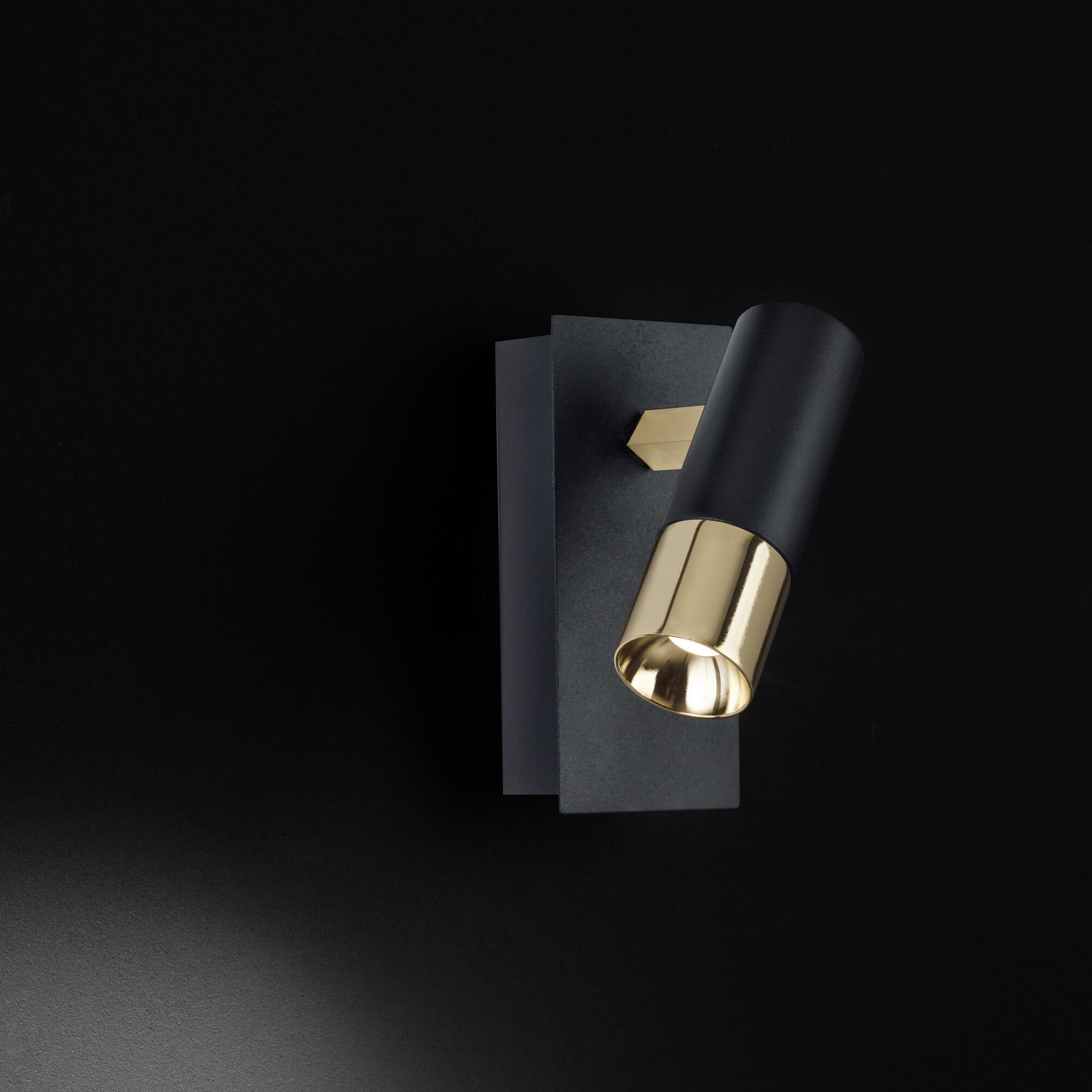 53,95 € Envío gratis | Foco para interior Eglo Stars of Light Tomares 5W 3000K Luz cálida. 15×7 cm. Acero y aluminio. Color dorado, latón y negro