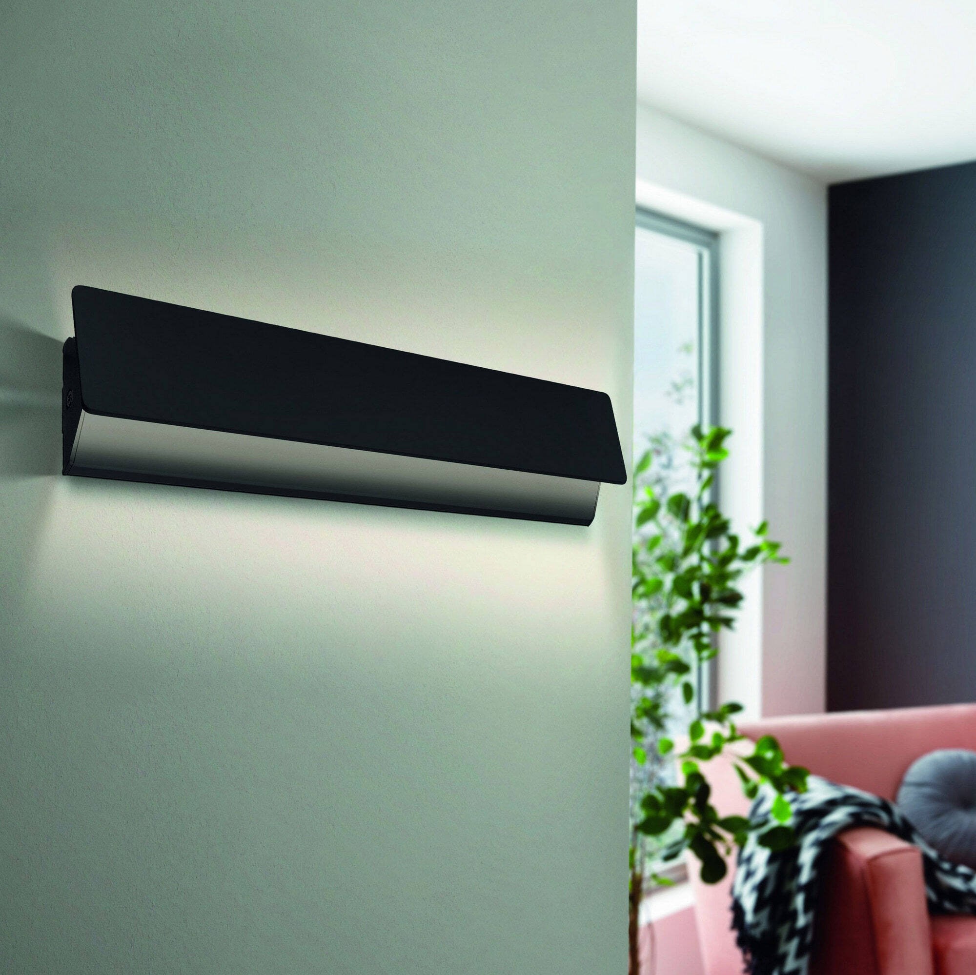 63,95 € Envio grátis | Luz de parede interna Eglo Zubialde 36×8 cm. Aço e alumínio. Cor preto