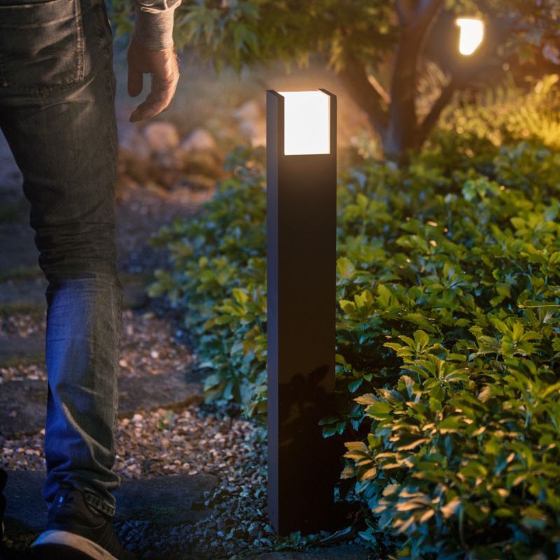 109,95 € Envio grátis | Farol luminoso Philips Fuzo 15W 2700K Luz muito quente. 77×10 cm. Poste ao ar livre. LED integrado. Fonte de alimentação direta da rede elétrica. Controle inteligente com Hue Bridge