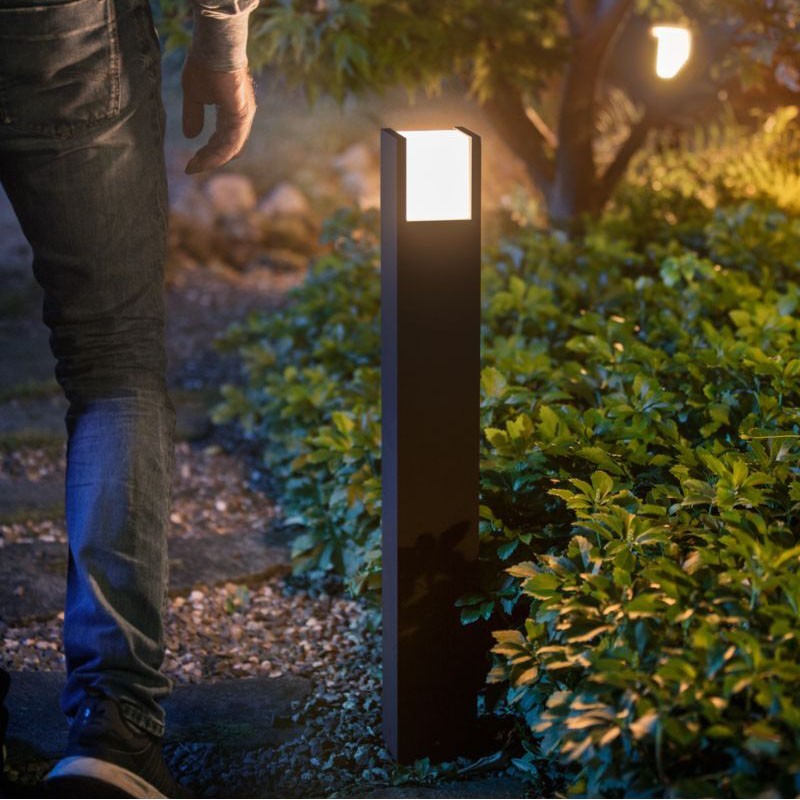 109,95 € Free Shipping | Luminous beacon Philips Fuzo 15W 2700K Very warm light. Cubic Shape 77×10 cm. Outdoor pole. Integrated LED. Direct mains power supply. Smart control with Hue Bridge Terrace and garden. Modern and sophisticated Style