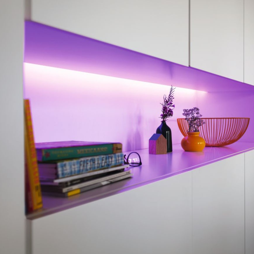 91,95 € Бесплатная доставка | Светодиодная лента и шланг Philips Plus 19W 200×2 cm. Основа из световой ленты. 2 метра. Включает блок питания. Управление через приложение или голосовое приложение