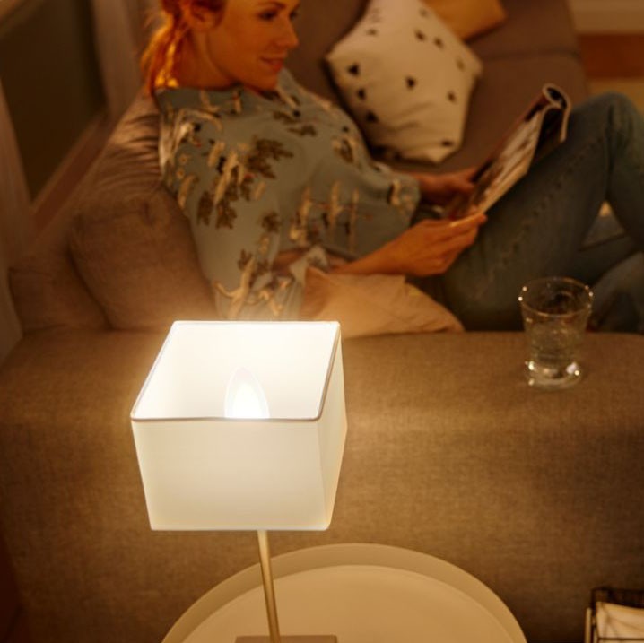 46,95 € Spedizione Gratuita | Lampadina LED telecomando Philips Hue White & Color Ambiance 5.2W E14 LED Ø 3 cm. LED bianco/multicolore integrato. Controllo Bluetooth con app per smartphone o voce