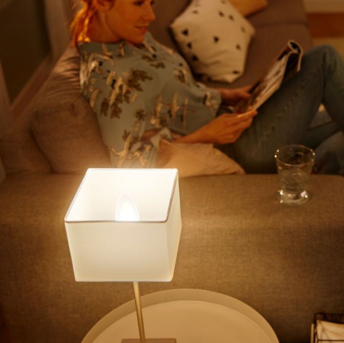 79,95 € Kostenloser Versand | Fernbedienung LED-Lampe Philips Hue White & Color Ambiance 10.4W E14 LED Ø 3 cm. Integrierte weiße / mehrfarbige LED. Bluetooth-Steuerung mit Smartphone-App oder Stimme