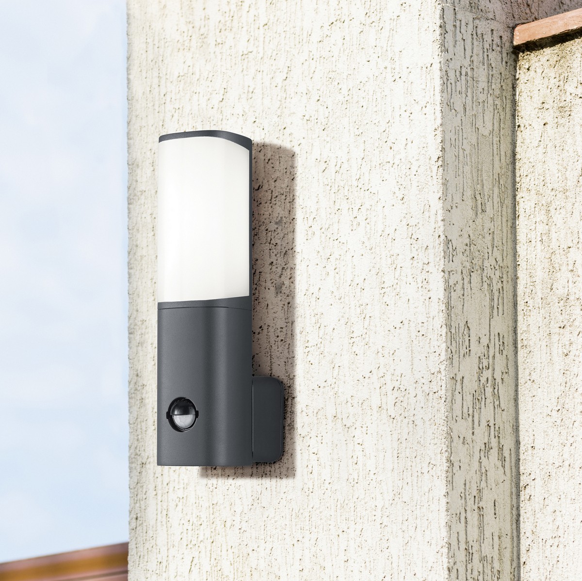 44,95 € Envoi gratuit | Applique murale d'extérieur Trio Ticino 5.5W 3000K Lumière chaude. 27×7 cm. LED intégrée. Capteur de mouvement Fonte d'aluminium. Couleur anthracite