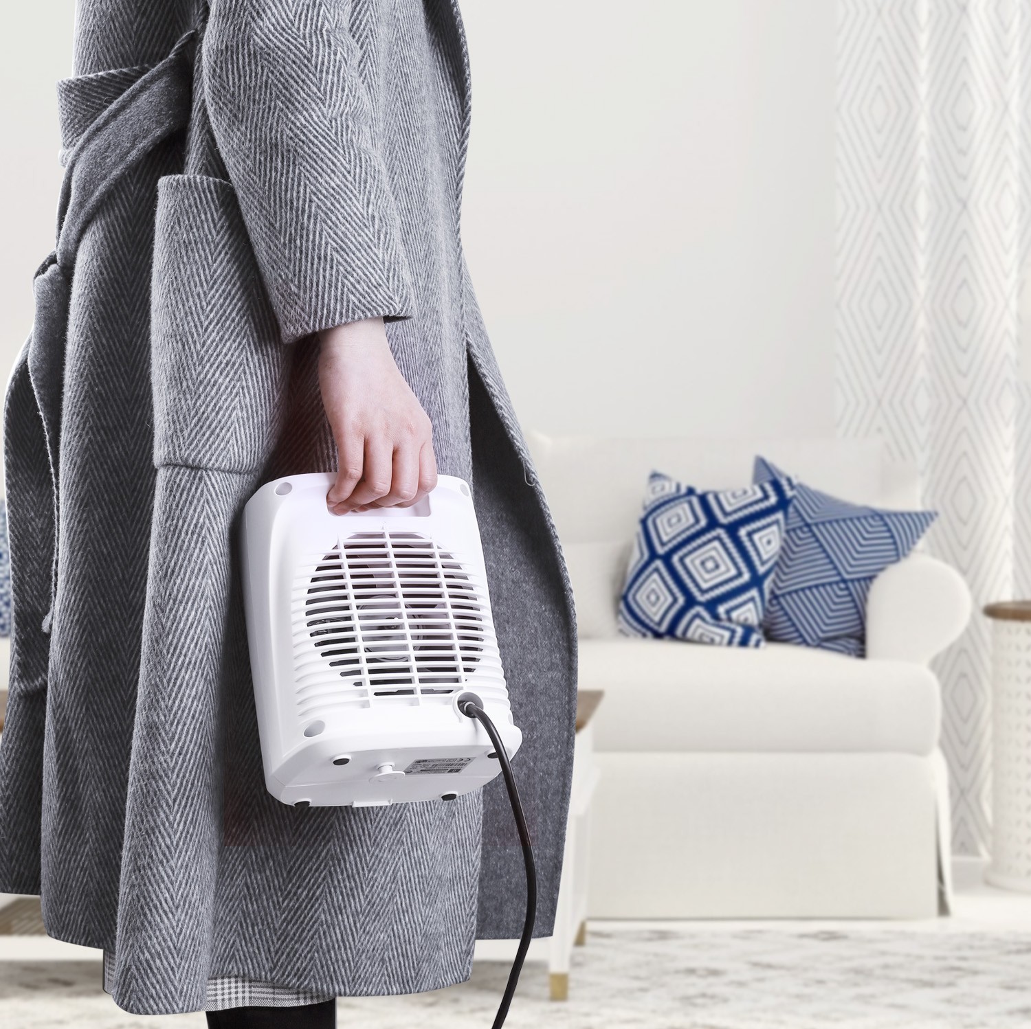 Heater Aigostar 2000W 23×18 cm. Mini ceramic heater with double function of ventilation and heat Pmma. White Color