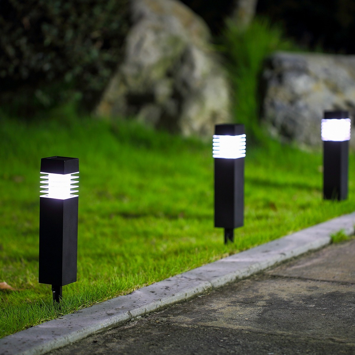 34,95 € Envío gratis | Baliza luminosa Aigostar 0.8W 6500K Luz fría. 37×6 cm. Lámpara solar LED Pmma y policarbonato. Color negro