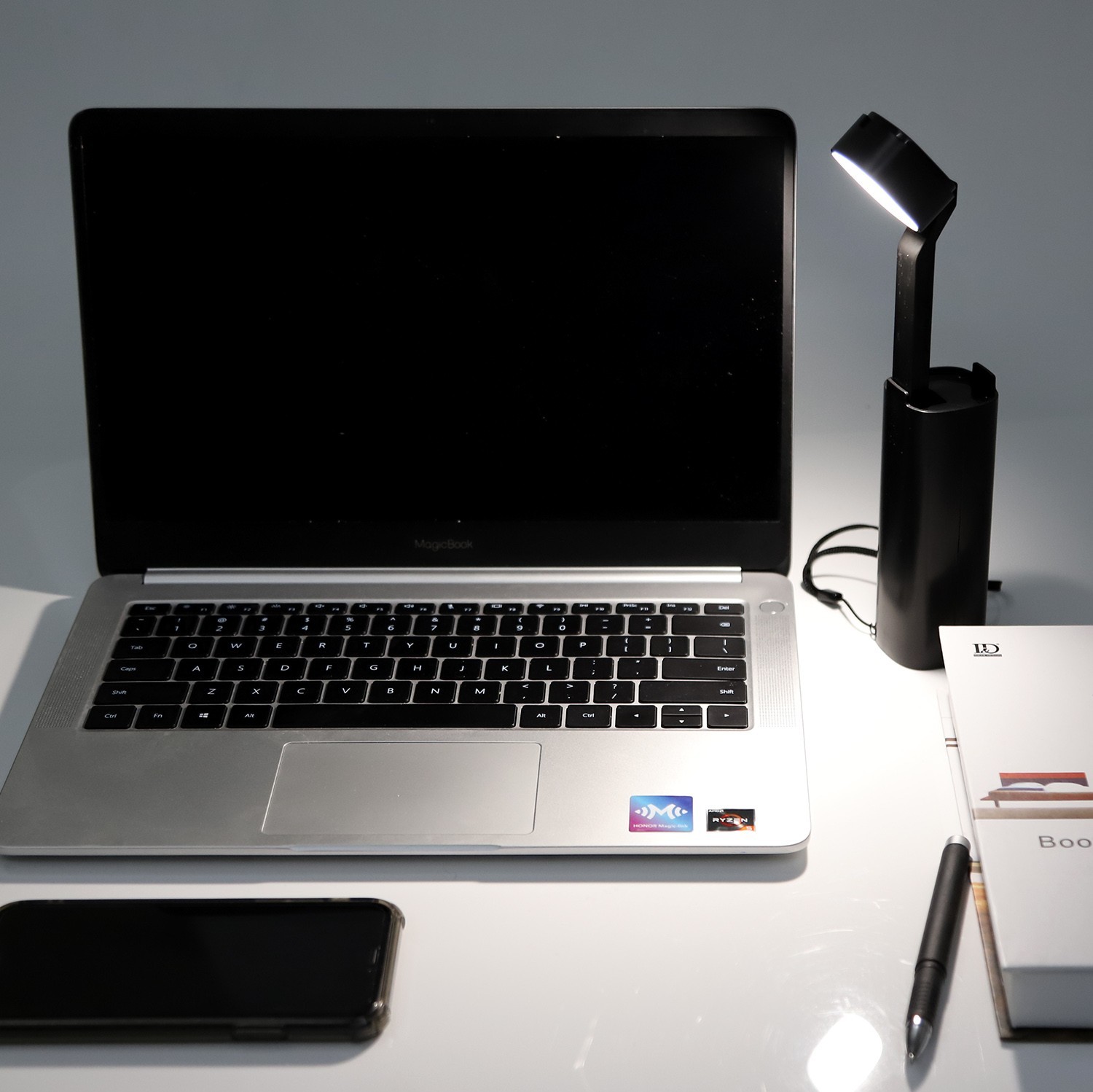 18,95 € Envio grátis | Lampada de escritorio Aigostar 3W 4500K Luz neutra. 26×4 cm. Candeeiro de mesa LED. lâmpada dobrável Policarbonato. Cor preto