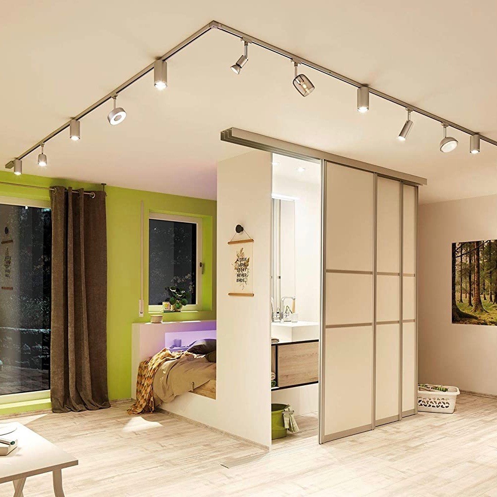 195,95 € Spedizione Gratuita | Faretto da interno 20W 3000K Luce calda. 220 cm. 2,2 metri. Set di 4 punti luce LED rotanti. sistema ferroviario-rotaia Pmma e metallo. Colore cromato