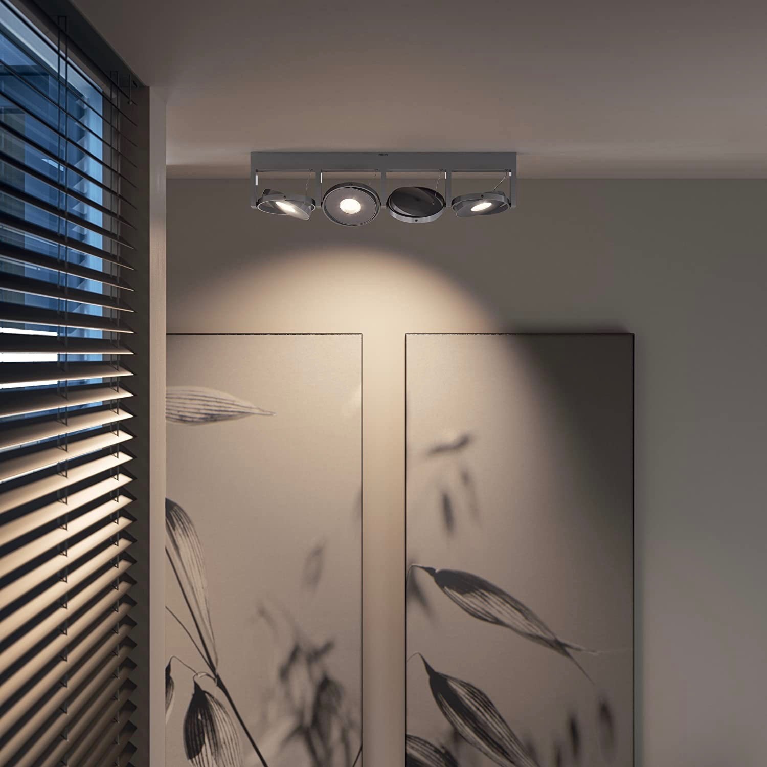 138,95 € Spedizione Gratuita | Faretto da interno Philips 4W 2700K Luce molto calda. 57×13 cm. 4 faretti LED dimmerabili Alluminio e metallo. Colore alluminio