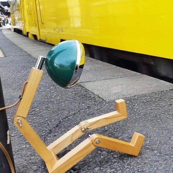 185,95 € Envio grátis | Lampada de escritorio 3W 28×18 cm. Design em forma humana Aço, alumínio e madeira. Cor castanho