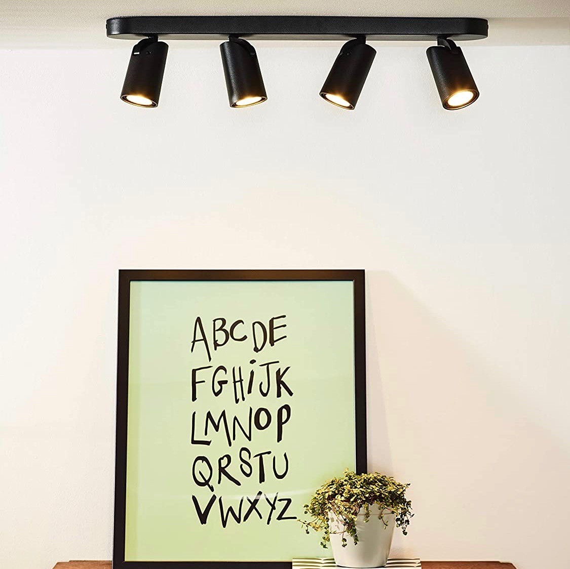318,95 € Spedizione Gratuita | Faretto da interno 20W 60×13 cm. 4 faretti orientabili Alluminio. Colore nero