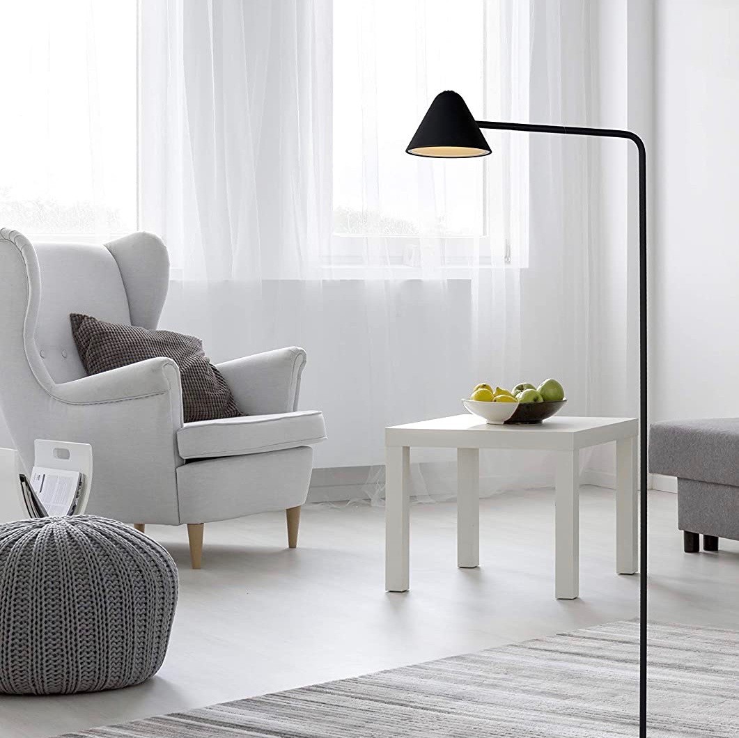 332,95 € Envío gratis | Lámpara de pie 3W 3000K Luz cálida. 130×46 cm. LED Metal y textil. Color negro