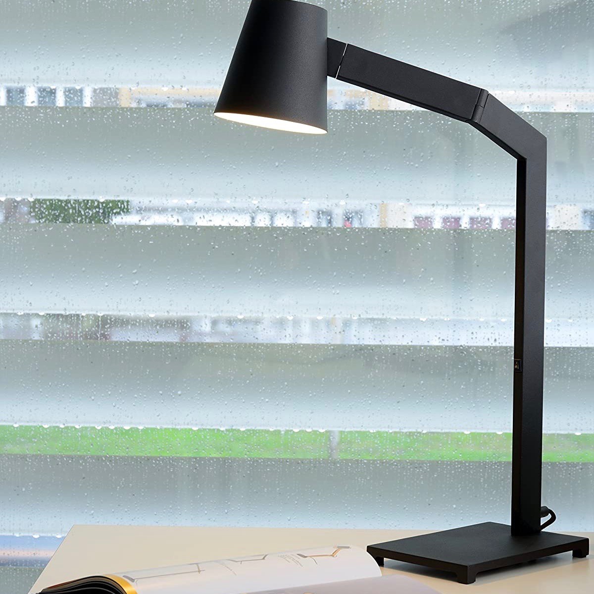 332,95 € Free Shipping | Desk lamp 40W 67×33 cm. Metal casting. Black Color