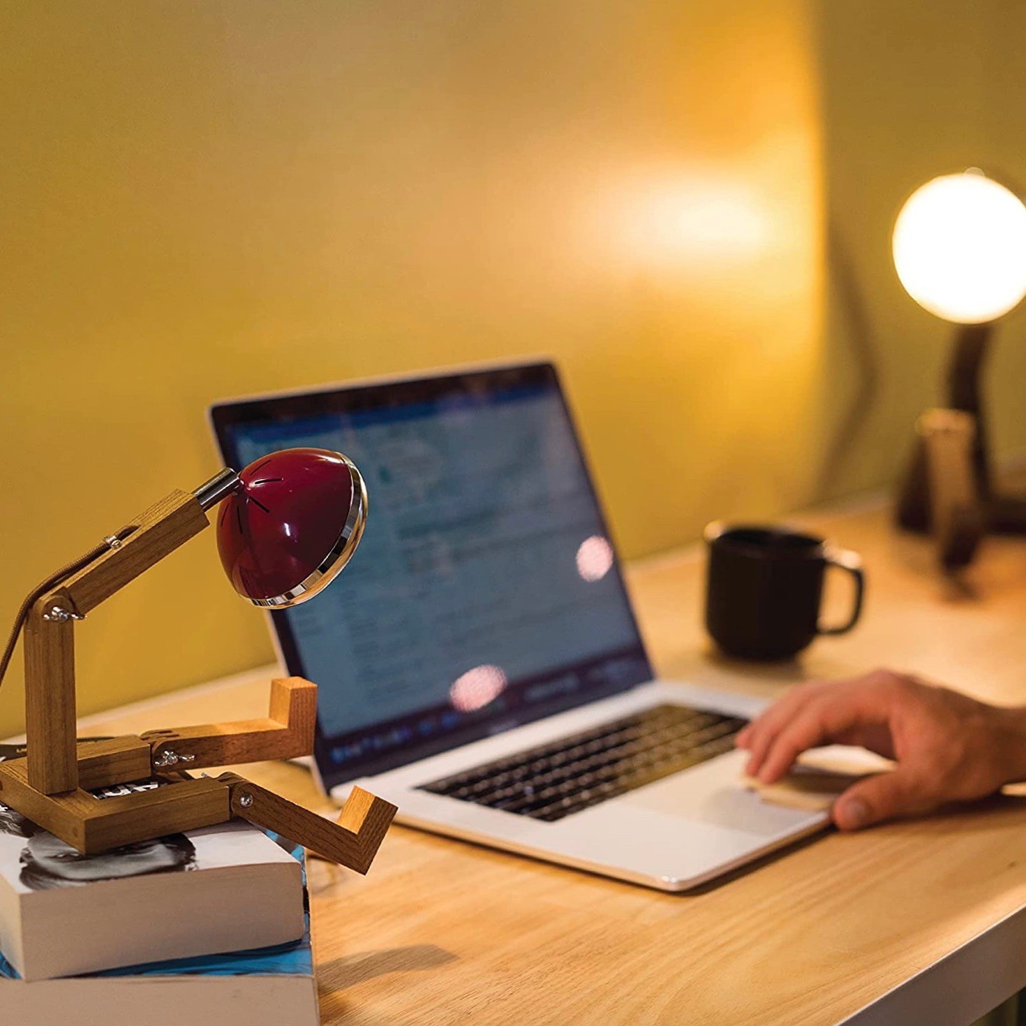 106,95 € Envoi gratuit | Lampe de table 18×13 cm. Conception en forme humaine. Connexion USB Métal et bois. Couleur rouge